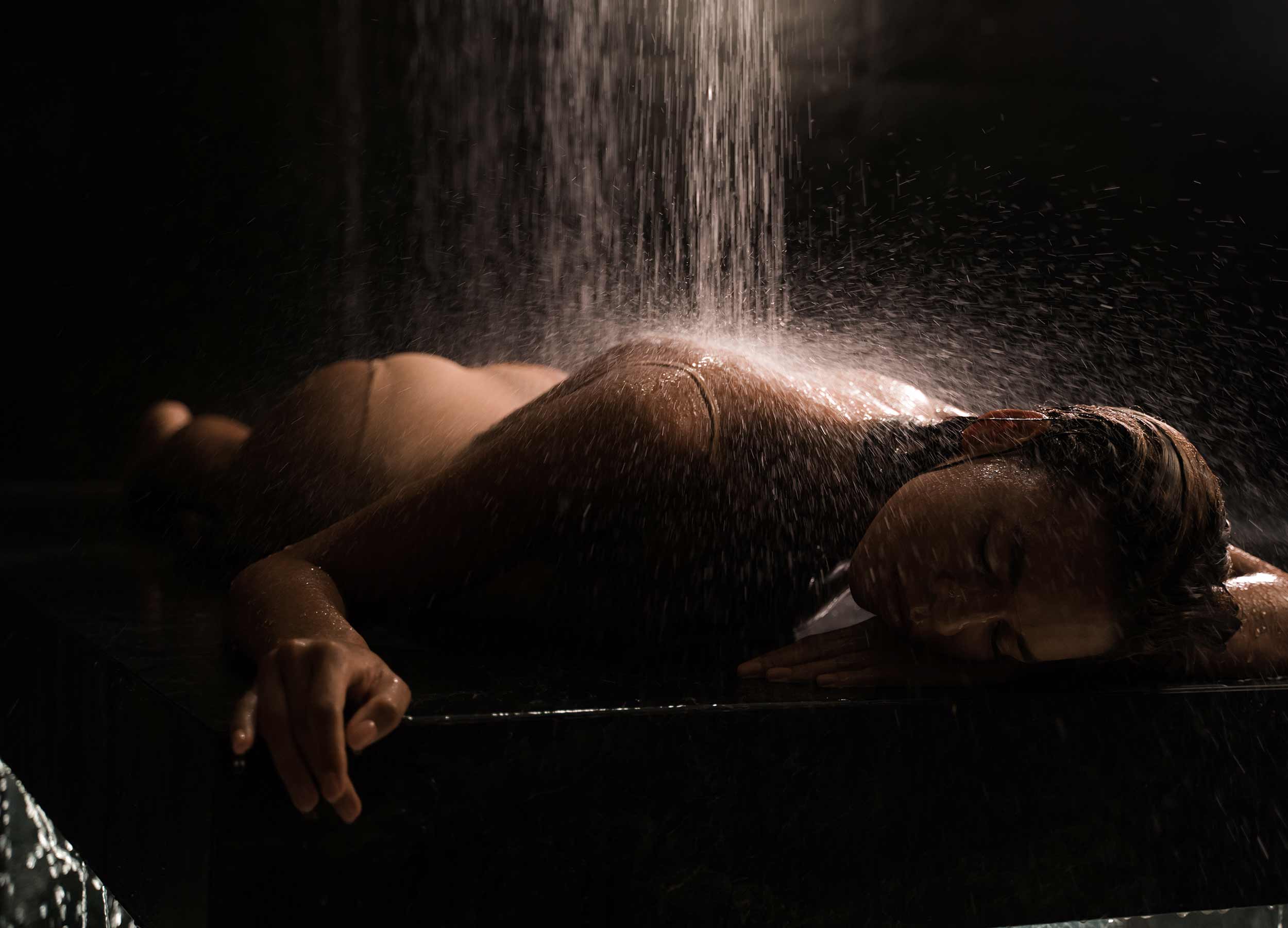 Femme prenant un bain dans le spa
