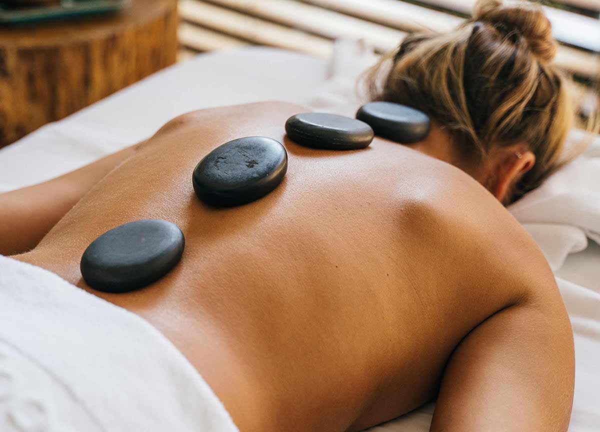Femme ayant un massage aux pierres chaudes