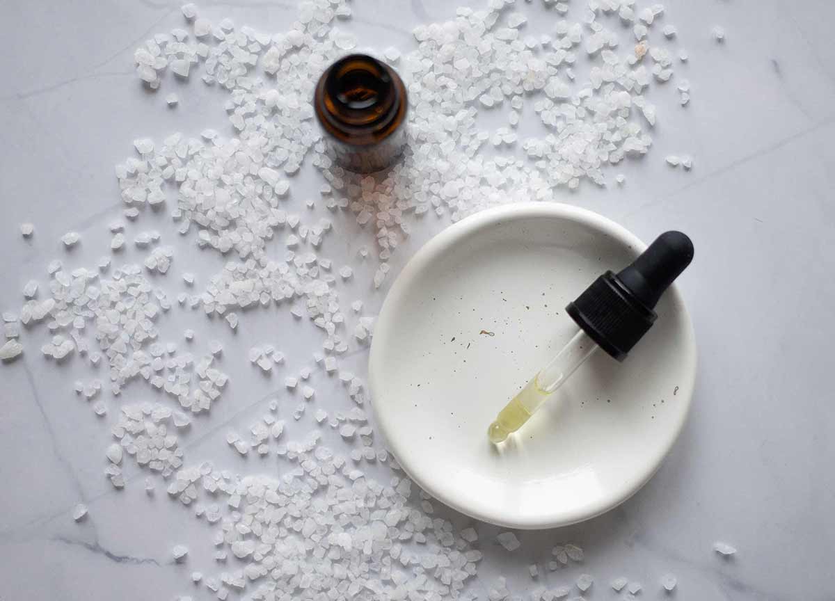 Gros sel avec produits de beauté